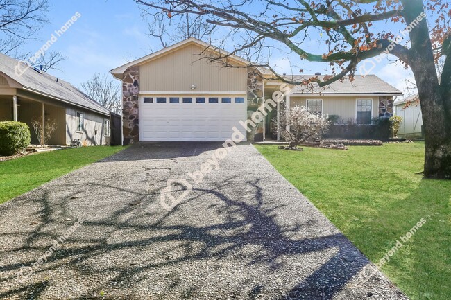 Building Photo - Beautiful 3 Bedroom 2 Bathroom House - Rea...