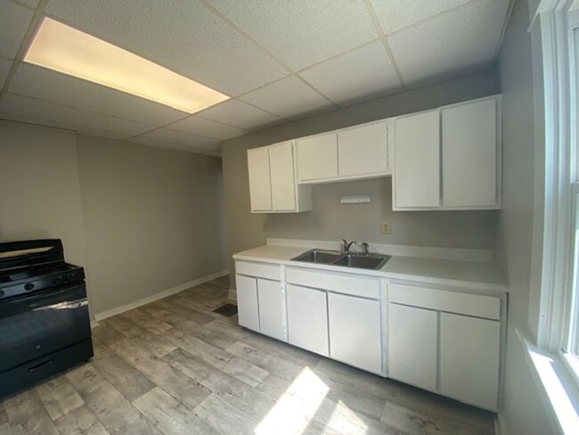 Building Photo - 551-553-553 E Cassilly St