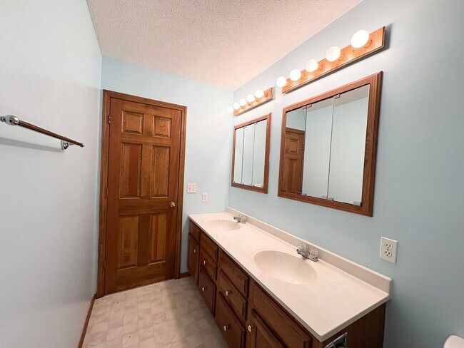Building Photo - Stunning 5-Bedroom Home in Eagle Crest subdivision
