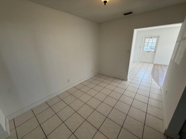 Building Photo - 6805 NW 75th Dr