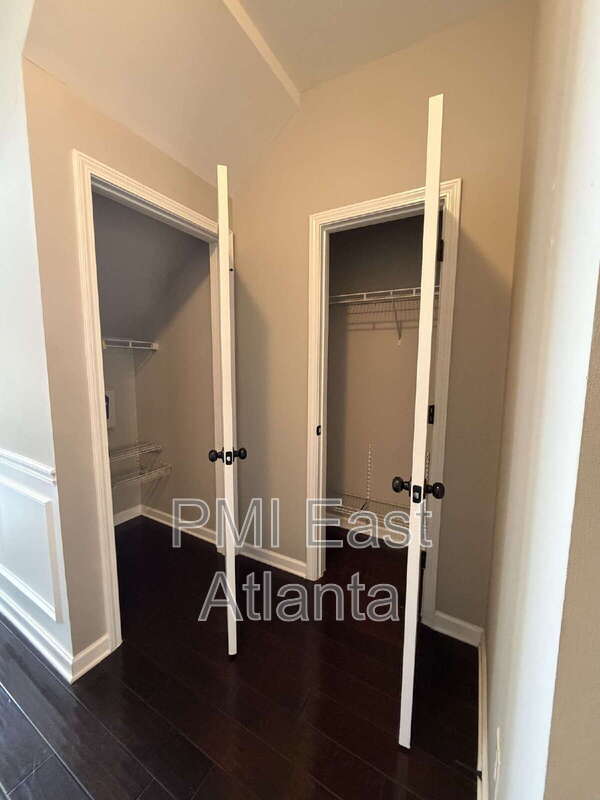 Building Photo - 422 Live Oak Pass