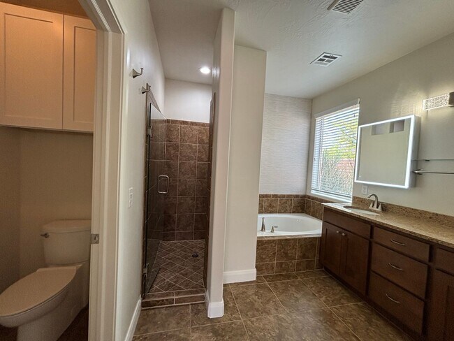 Building Photo - SPACIOUS HOME FOR RENT!