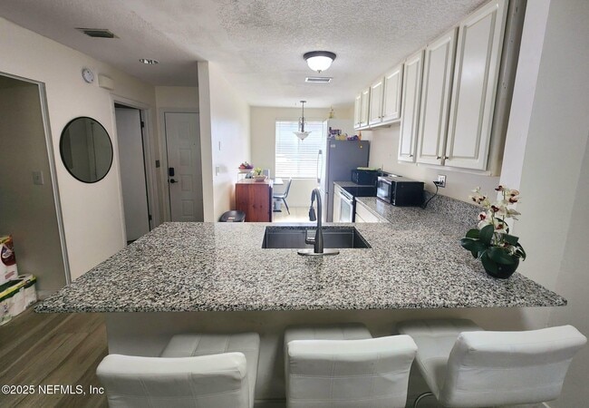 Building Photo - 7701 Baymeadows Cir W