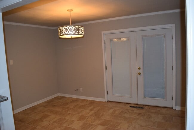 Building Photo - Cozy Comfort in a Great Location: Spacious...