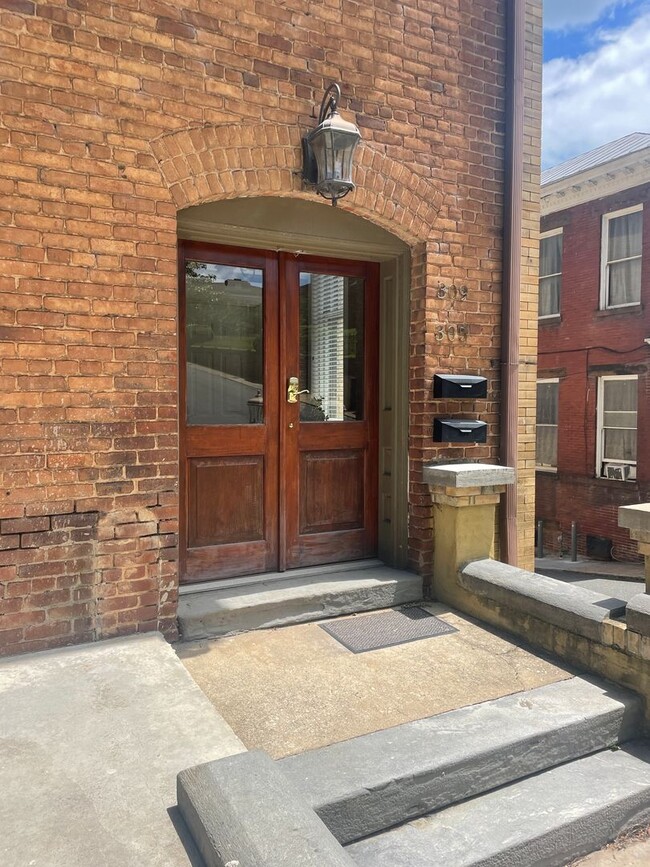 Building Photo - 1025 Church St