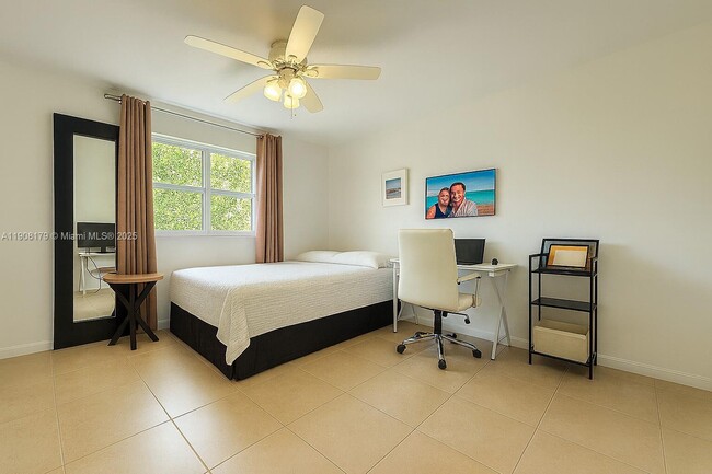 Building Photo - 5332 NE 6th Ave