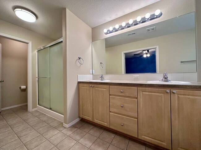 Building Photo - 1/2 off first months rent!! | Modern Comfort Meets Convenience in Beaverton Townhouse 2 Bed 2.5 B...