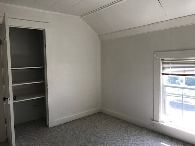 Building Photo - 3 Bedroom, 1 Bathroom Home in Sunnyland! Lawncare included with ample parking