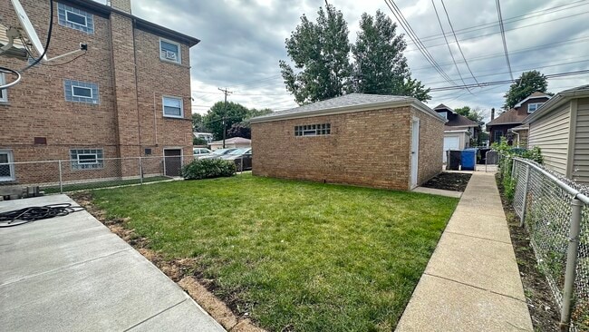 Building Photo - 5811 W Lawrence Ave