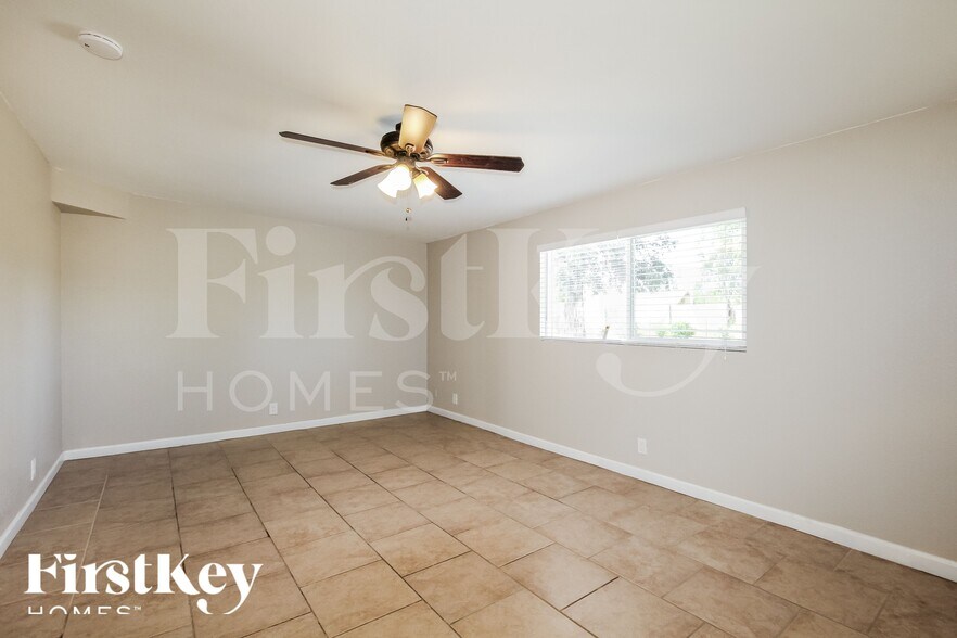 Building Photo - 4138 E Bluefield Ave