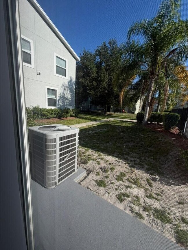 Building Photo - Updated 3 bed 2.5 bath Townhome