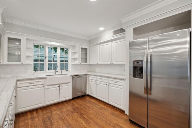 Building Photo - 5659 Chevy Chase Dr
