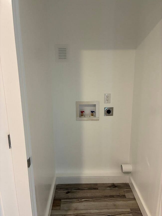 Building Photo - Beautiful 2/1.5 townhouse