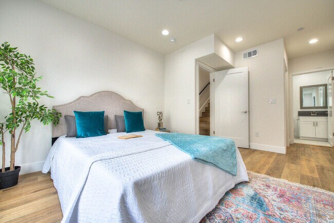 Building Photo - Luxury 2 & 4 Bed Townhomes in NoHo!