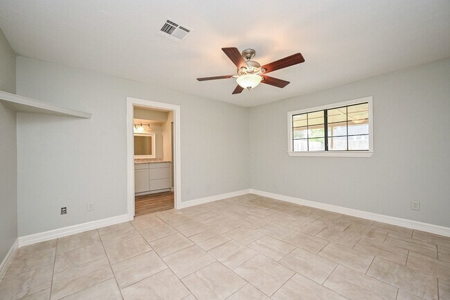 Building Photo - 15723 Creekhaven Dr