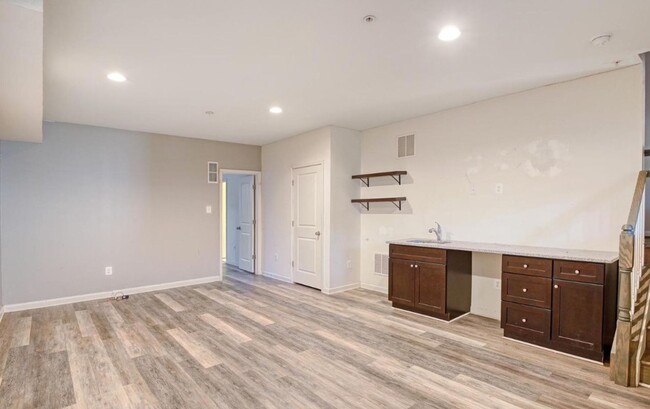 Building Photo - Beautiful Basement for Rent - Bedroom, Fam...