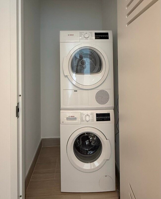 Building Photo - 99 Hudson St