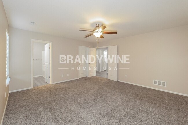 Building Photo - Apply Now! 4BED 3BATH