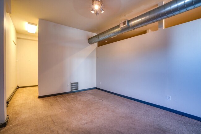 Building Photo - Spacious Newport Loft