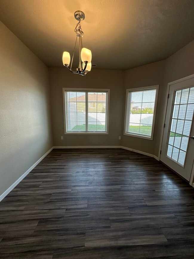 Building Photo - 3 Bedroom Townhouse!