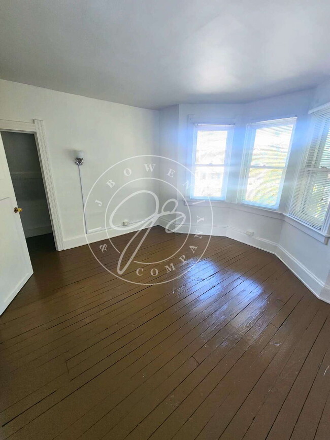Building Photo - 4 bed 2 bath with 1st floor bedroom and ba...