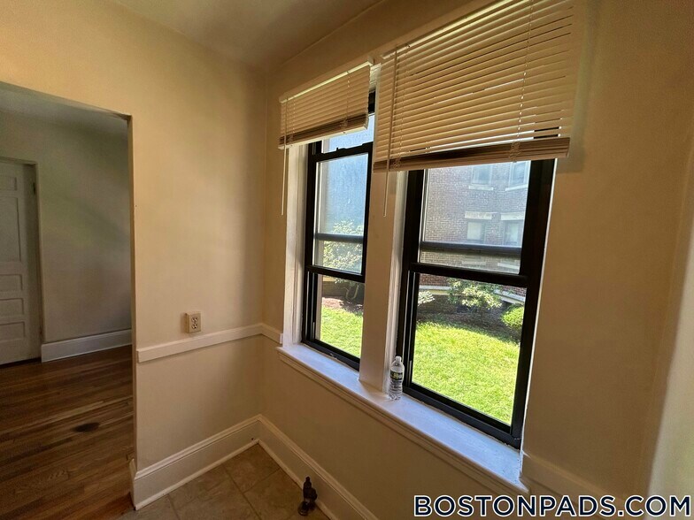 Building Photo - 53 Fellsway W