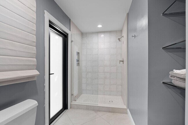 Building Photo - 1050 Brooks Ln