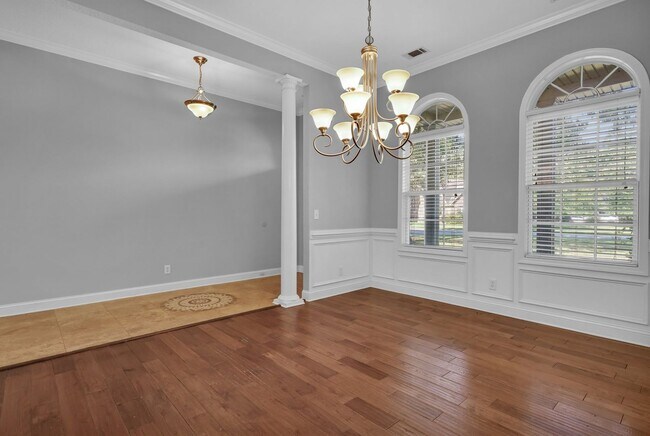 Building Photo - AVAILABLE LATE JULY 2025 (PET FRIENDLY)