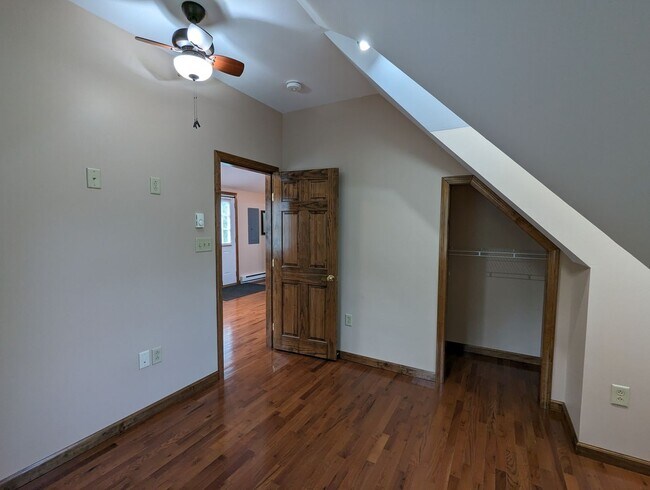 Building Photo - 1 Bedroom, 1 bath Unit Available in Bedfor...