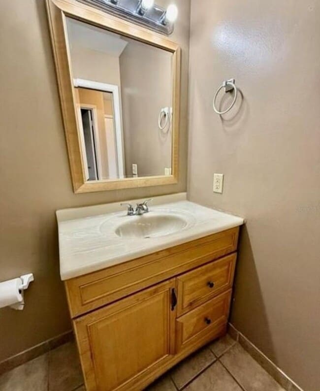 Building Photo - 2 bed 2 bath 2-plex with 1000 sf. and gara...