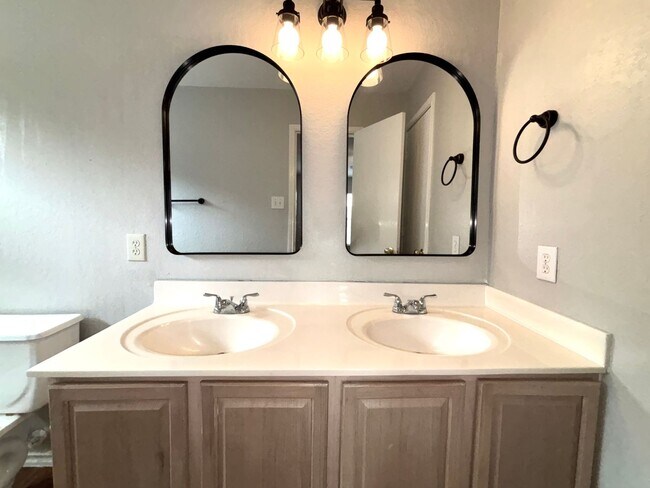 Building Photo - Beautiful 3 Bedroom Home with Loft | 2.5 B...