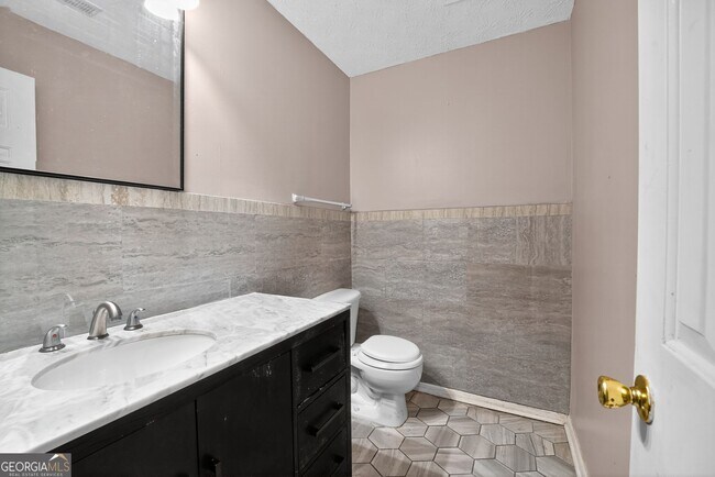 Building Photo - 245 Vaness Dr