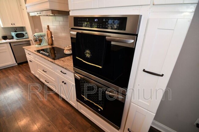 Building Photo - 2582 Boudreaux Ave