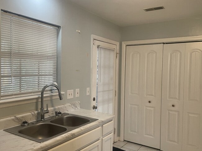 Building Photo - 125 Ellington Pl