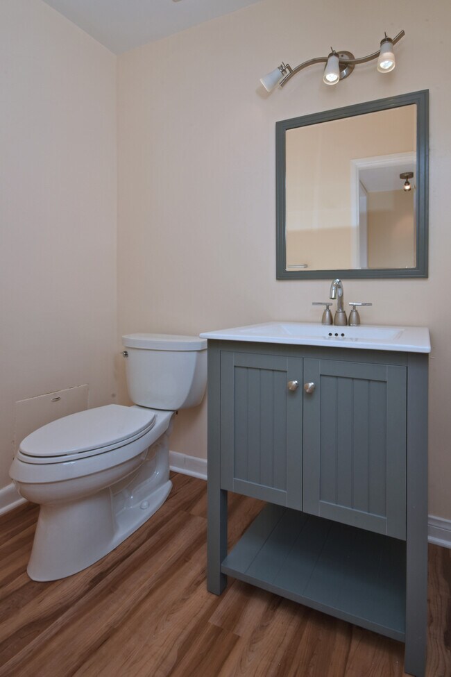 Building Photo - Luxurious 1+bdr, 1bath condo in prime Sher...