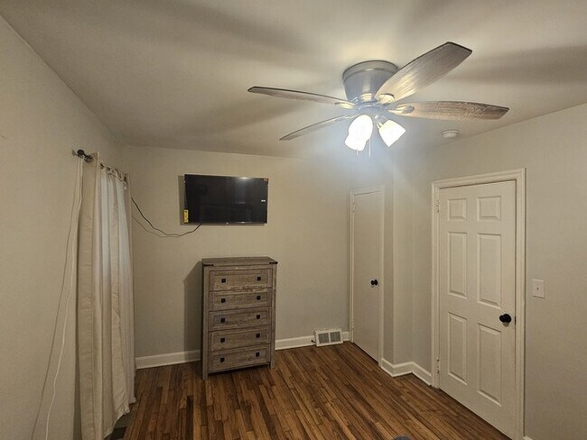 Building Photo - Spacious 3 Bedroom Brick Ranch Home (FURNISH)