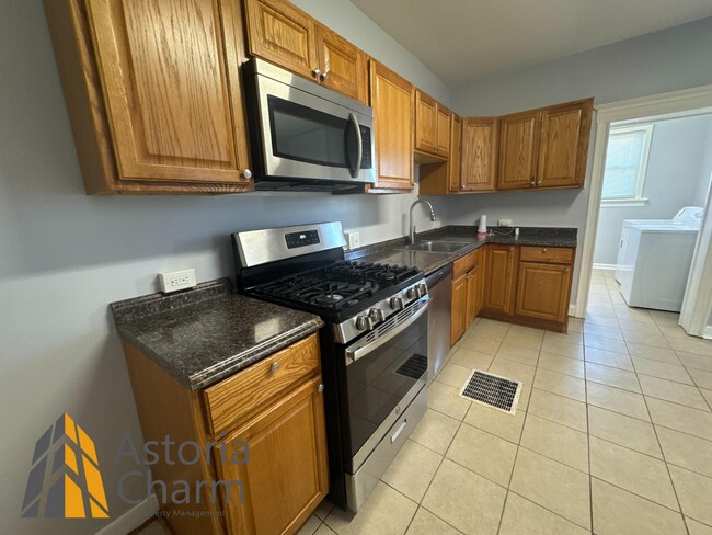 Building Photo - Comfortable 3-Bedroom with Hardwood Floors...