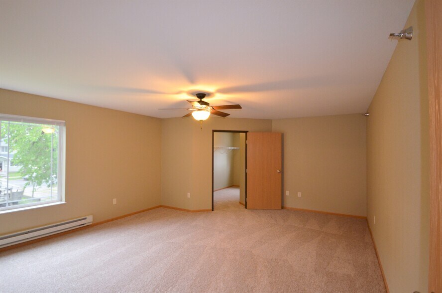 Bedroom w/ Walk-In Closet - 420 11th St N