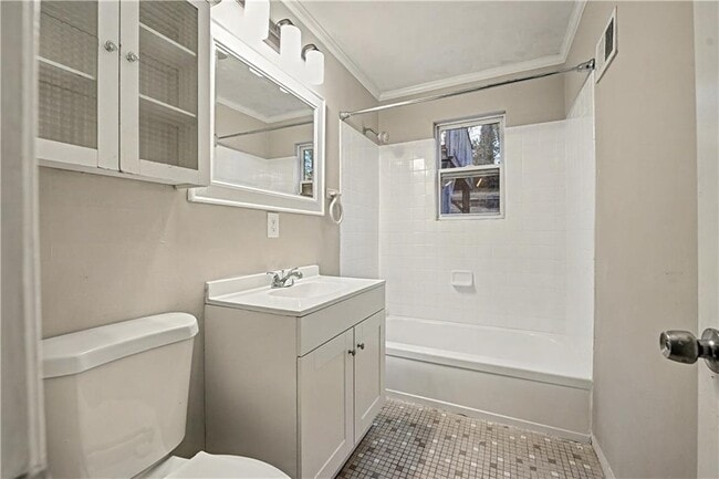 Building Photo - 2008 Shalimar Dr NE