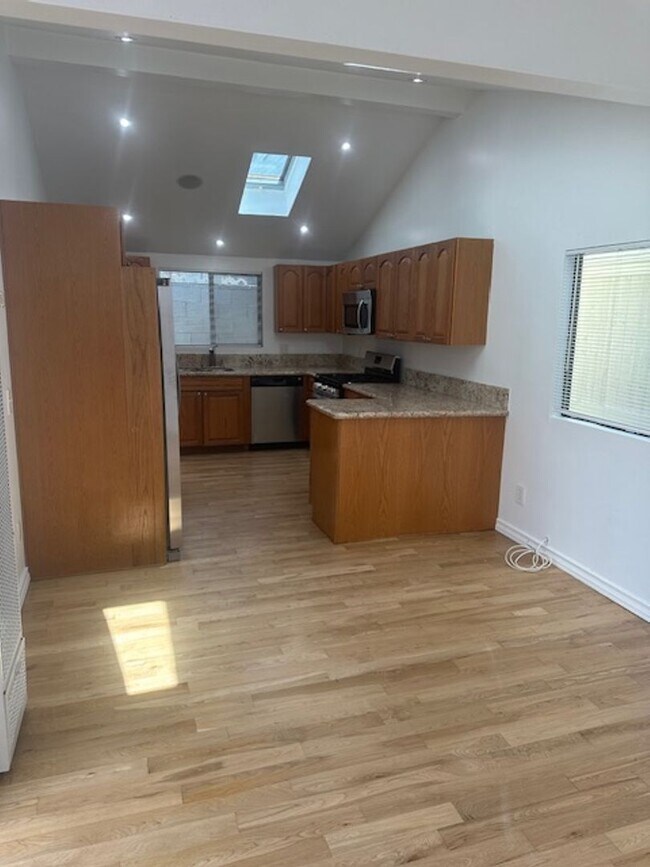 Building Photo - 304 N Francisca Ave