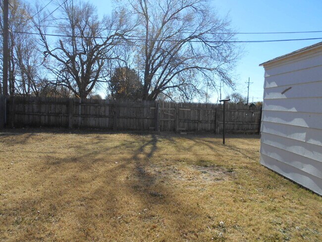 Building Photo - 3/1 Brick home on corner lot in Shallowater