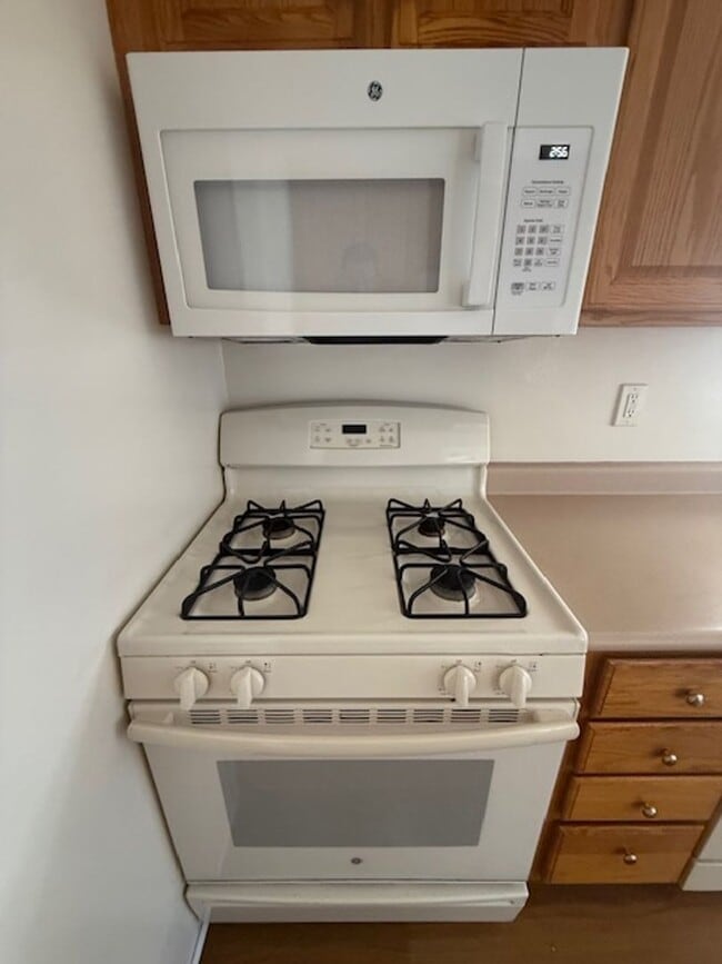 Building Photo - REDONE CUTE 2BED/1BATH HOUSE W/ REFURBISHE...