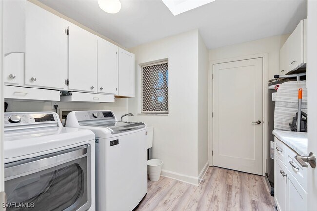 Building Photo - 2125 Marina Dr