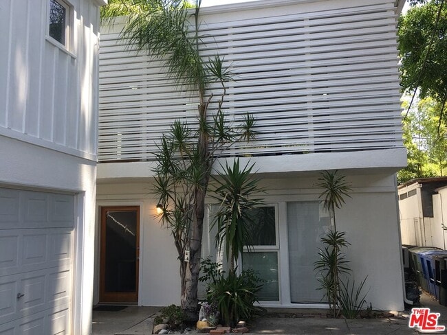 Building Photo - 516 N San Vicente Blvd