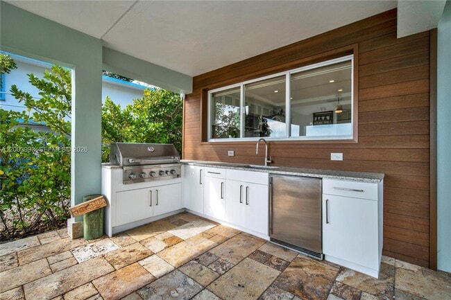 Building Photo - 69 Shoreland Dr