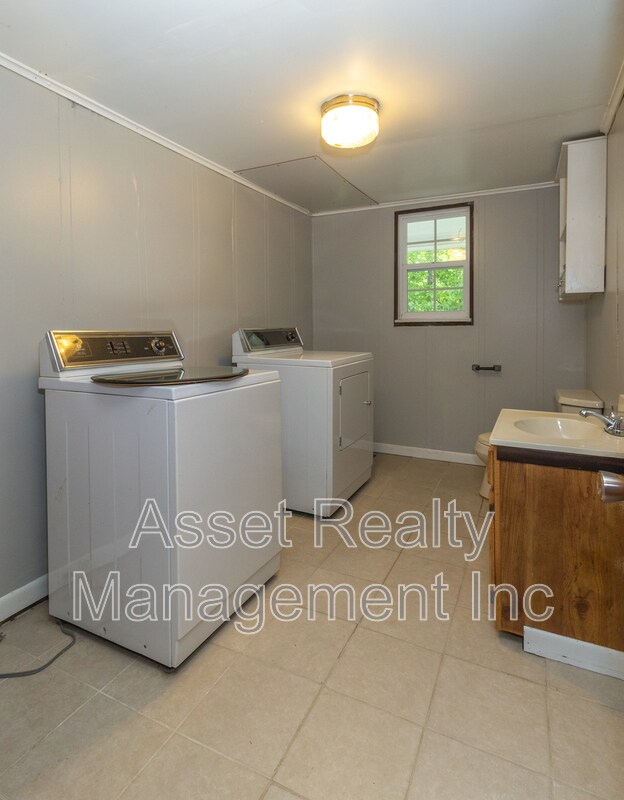 Building Photo - 513 Benton Cir
