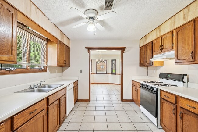 Building Photo - 2804 Briar Hill Ln SE