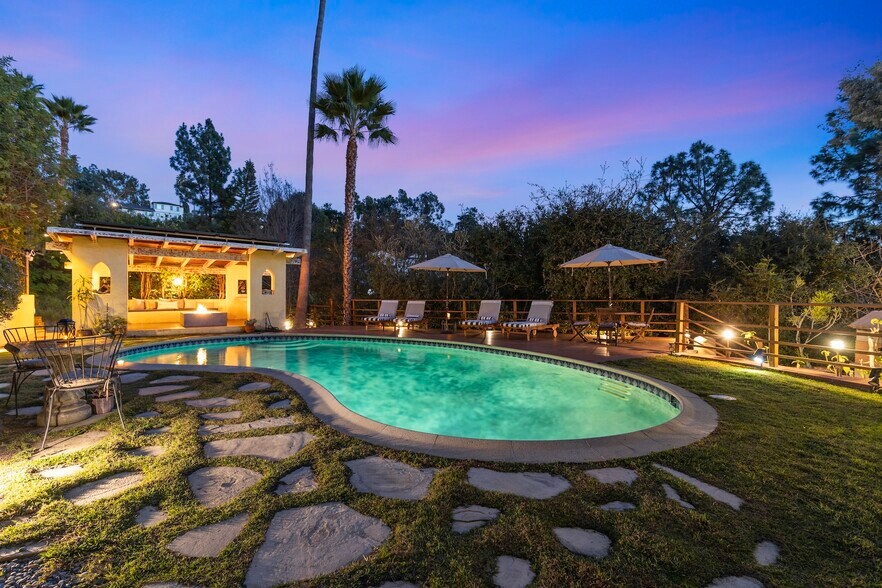 Building Photo - 2856 Glendower Ave