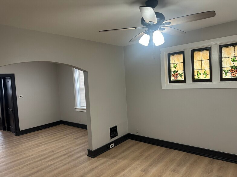 Building Photo - 4916 Winona Ave