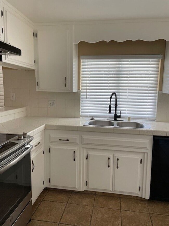 Building Photo - Lease Your Dream Home in the Country!
